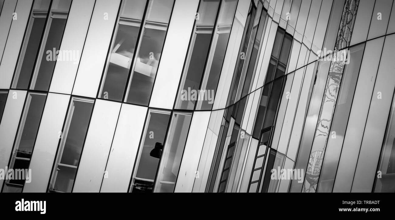 HELSINGBORG, Svezia - 28 Maggio 2019: un bianco e nero fine art fotografia di Helsingborg arena uno dei la più recente architettura moderna edifici fou Foto Stock