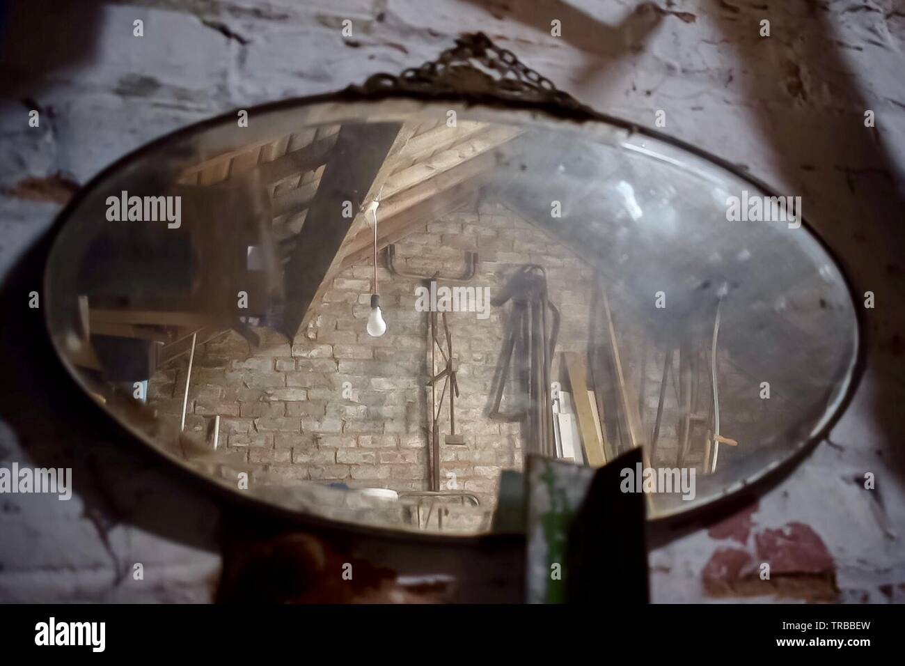 Specchio antico in officina Foto Stock