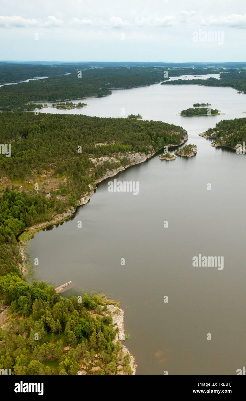 Vista aerea su una parte del lago Vansjø in Østfold, Norvegia. A sinistra è l'isola Burumøya e cliffy piccola isola a destra del centro è chiamato Slottsholmen. Il lago Vansjø e i suoi dintorni di laghi e fiumi sono una parte dell'acqua sistema chiamato Morsavassdraget. La vista è verso il sud. Giugno, 2006. Foto Stock