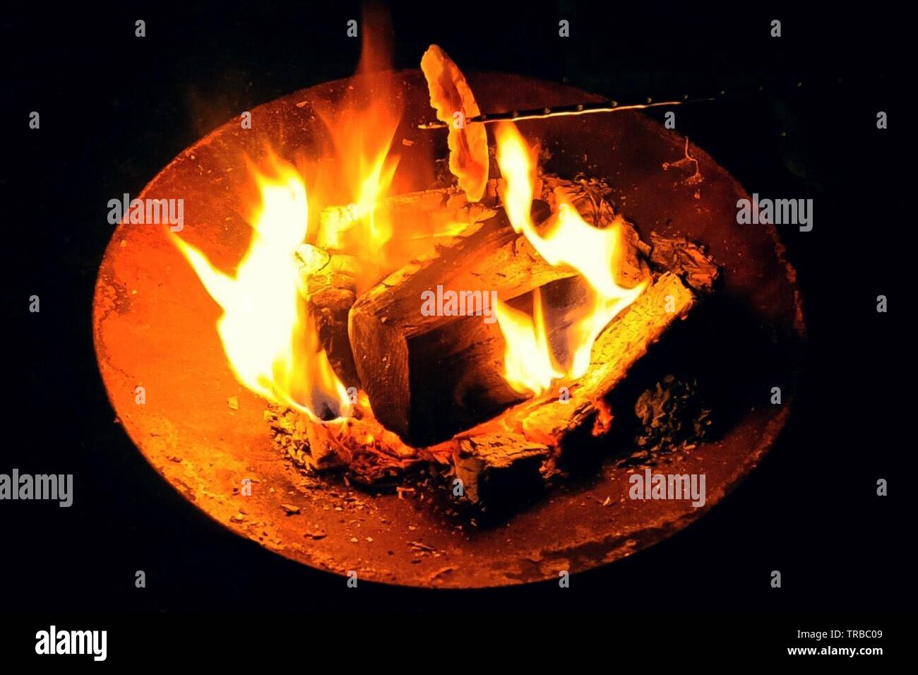 Come tostare il pane su campfire Foto Stock