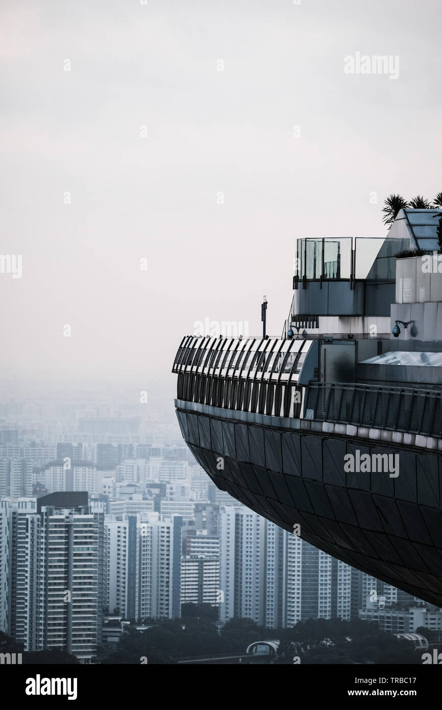 Immagine futuristica dell'Hotel Marina Bay Sands dalla piscina, Singapore Foto Stock