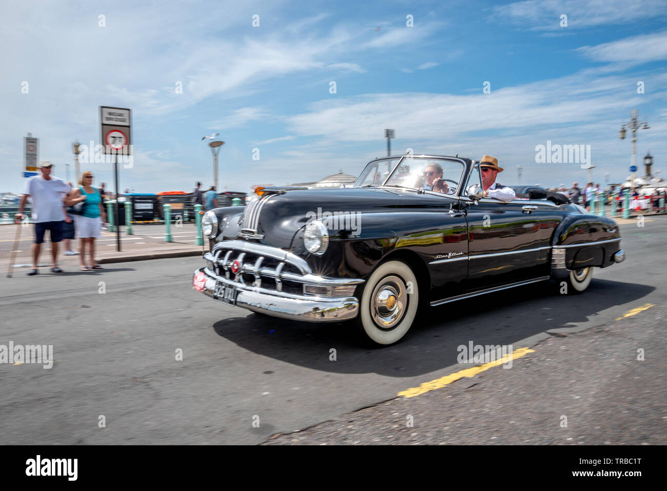 Regno Unito. 2 Giugno 2019. Un Pontiac Silver Streak arriva in tempo soleggiato sul lungomare dopo l annuale Londra a Brighton Classic Car Run, che ha iniziato a Greenwich Park Credit: Andrew Hasson/Alamy Live News Foto Stock