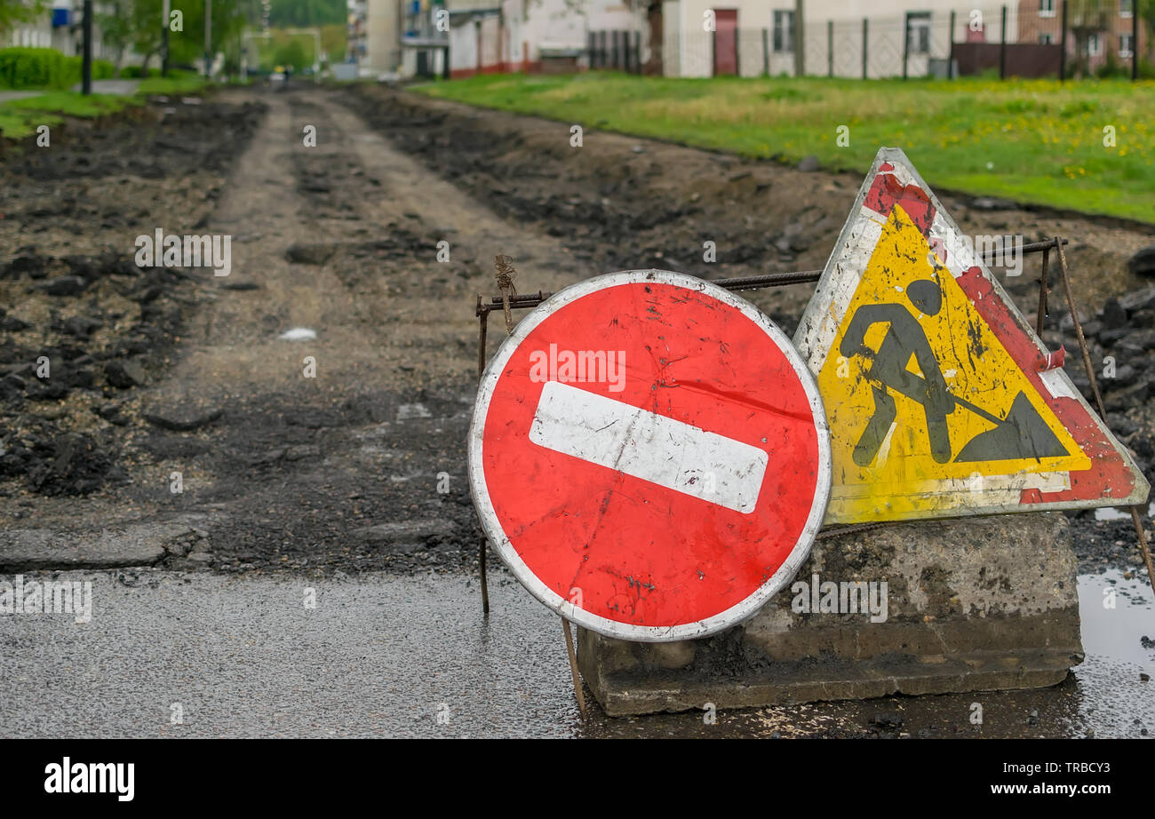 Cartello stradale, deviazione, riparazione su strada sullo sfondo della  strada e di rotture di asfaltatura sulla strada urbana Foto stock - Alamy