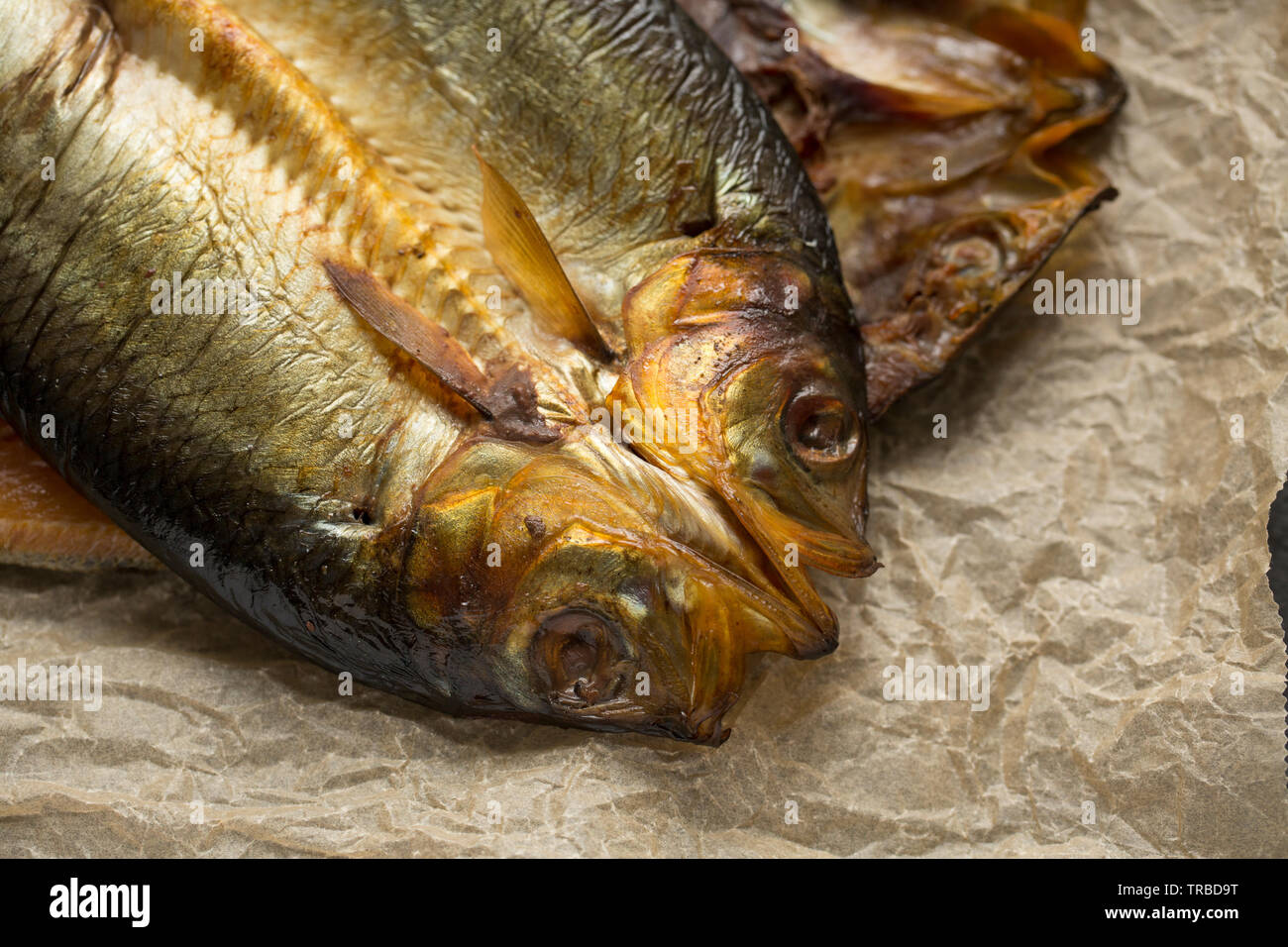 Una coppia di Aringa Clupea harengus, che sono stati suddivisi e freddo affumicato di fare con salmone. Questi sono 'Craster con salmone' e sono state acquistate da un supermar Foto Stock