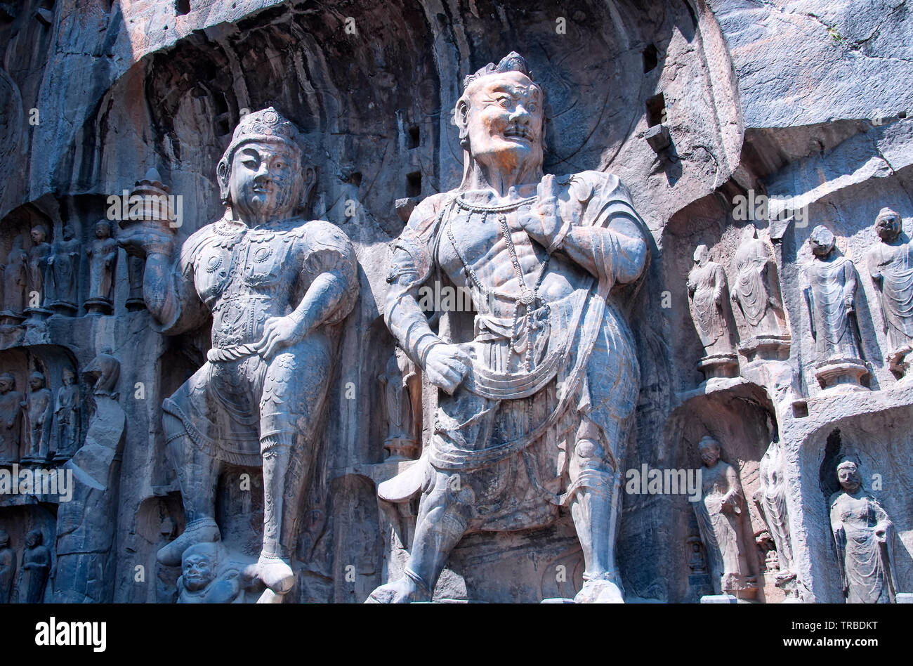 Bodhisattvas, Vairocana e Kasyapa e antiche sculture del Buddha e le grotte con le Grotte di Longmen a Luoyang Cina nella Provincia di Henan. Foto Stock