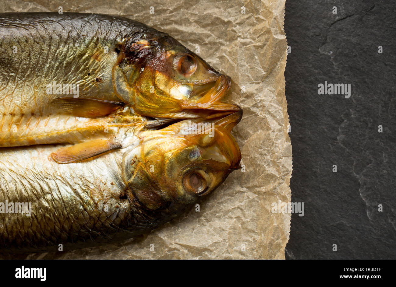 Una coppia di Aringa Clupea harengus, che sono stati suddivisi e freddo affumicato di fare con salmone. Questi sono 'Craster con salmone' e sono state acquistate da un supermar Foto Stock