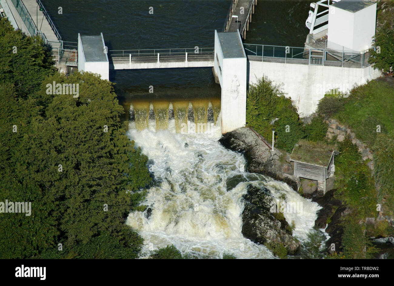 Vista aerea della cascata Mossefossen all'uscita del lago Vansjø in Moss, Østfold in Norvegia. Vansjø è il lago più grande in Østfold. Il lago Vansjø e i suoi dintorni di laghi e fiumi sono una parte dell'acqua sistema chiamato Morsavassdraget. Settembre, 2006. Foto Stock