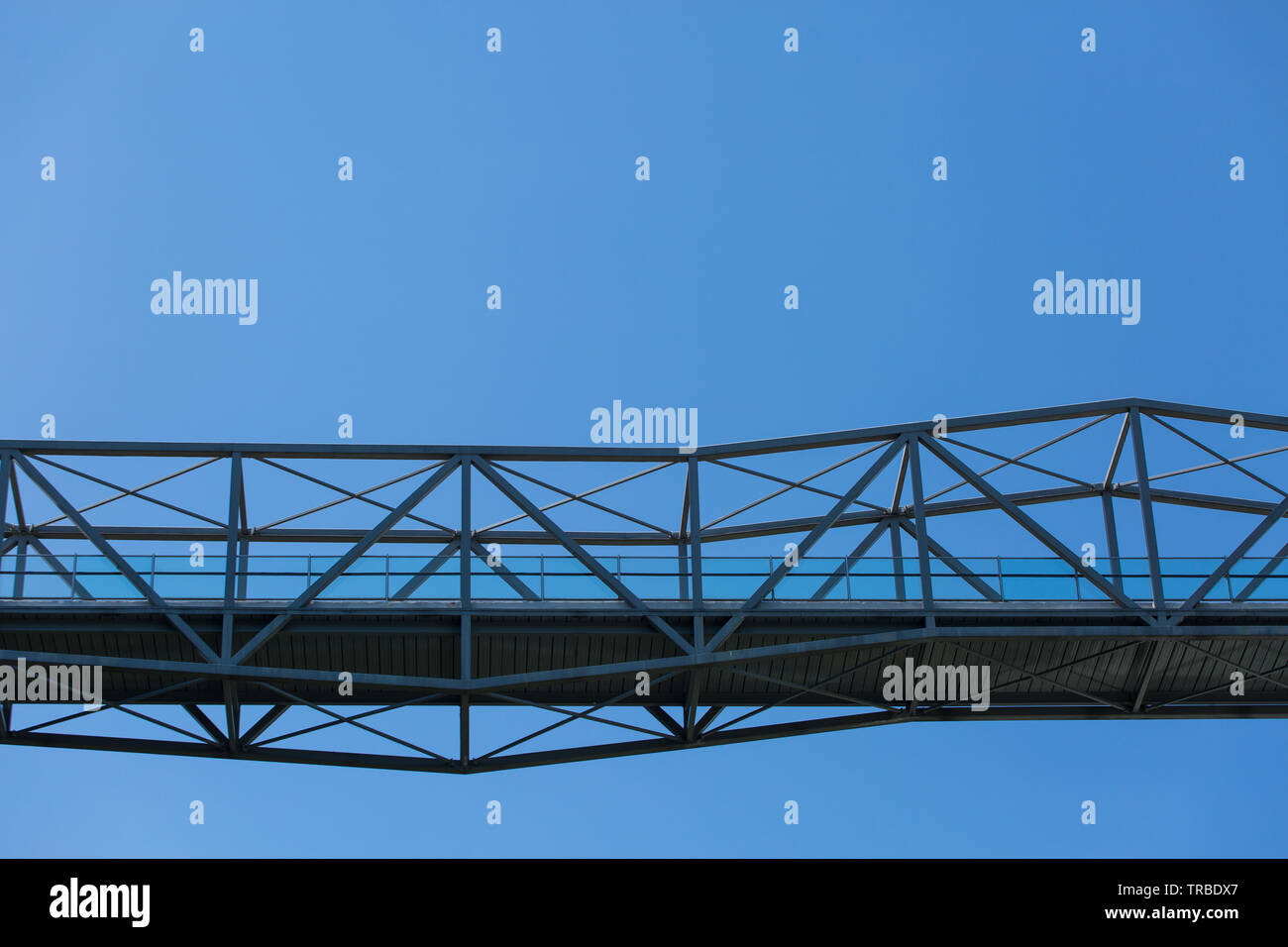 Sospeso un moderno design a ponte sospeso in aria contro il cielo blu sullo sfondo Foto Stock