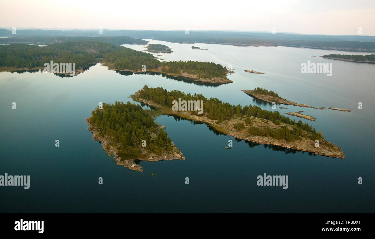 Vista aerea su una parte del lago Vansjø in Østfold, Norvegia. Vansjø è il lago più grande in Østfold e in primo piano sono le piccole isole chiamato Kjøkkenholmene. In alto a sinistra è l'isola Østenrødøya. Il lago Vansjø e i suoi dintorni di laghi e fiumi sono una parte dell'acqua sistema chiamato Morsavassdraget. La vista è verso il nord-est. Settembre, 2006. Foto Stock