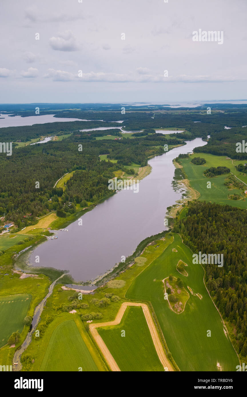 Vista aerea di una parte di Vansjø, il lago più grande in Østfold, Norvegia. Questa parte del lago è chiamato Grepperødfjorden. Il lago Vansjø e i suoi dintorni di laghi e fiumi sono una parte dell'acqua sistema chiamato Morsavassdraget. La vista è verso sud. Giugno, 2006. Foto Stock