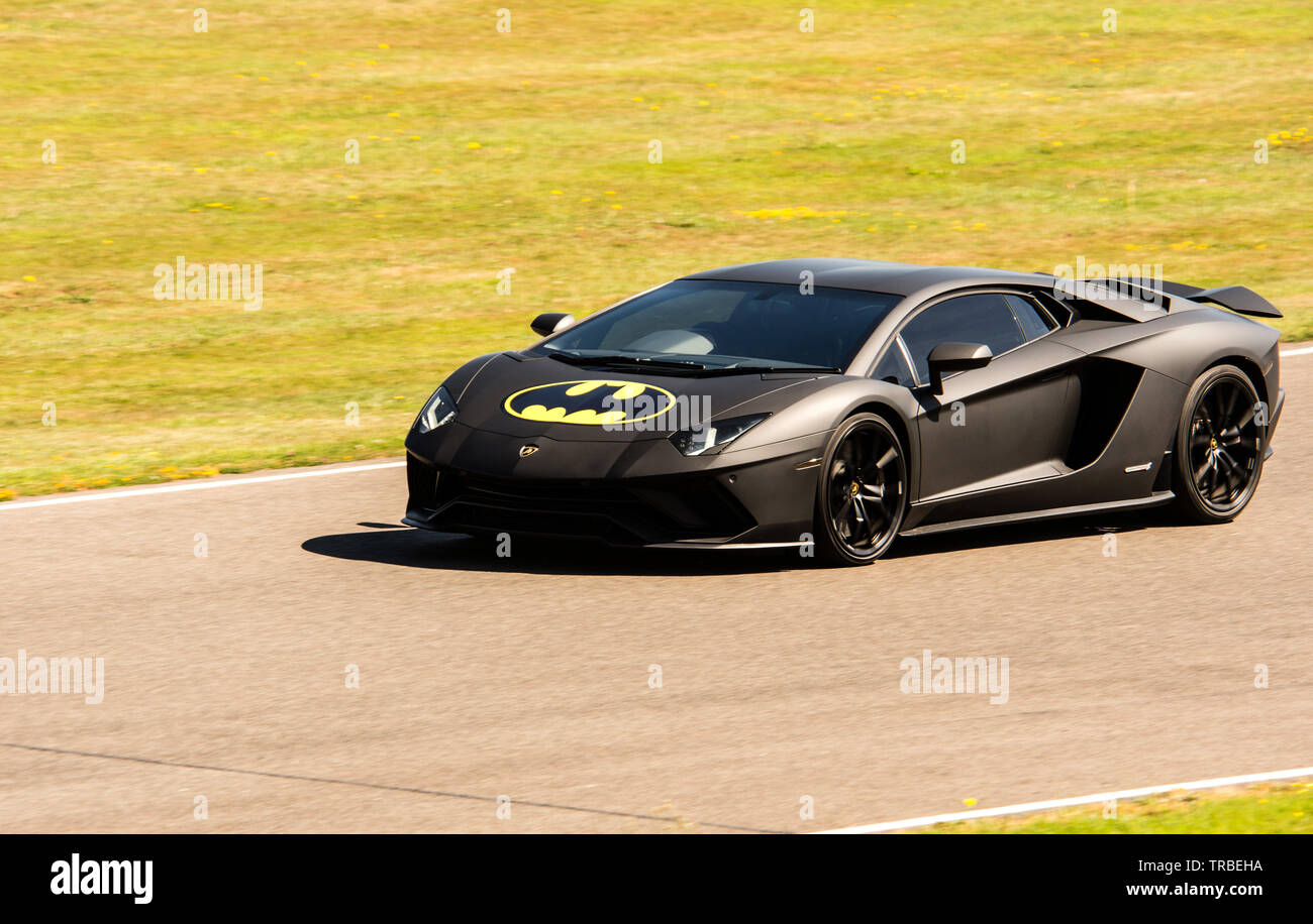 Lamborghini aventador Batmobile tenendo i passeggeri per escursioni intorno a Goodwood per carità Foto Stock