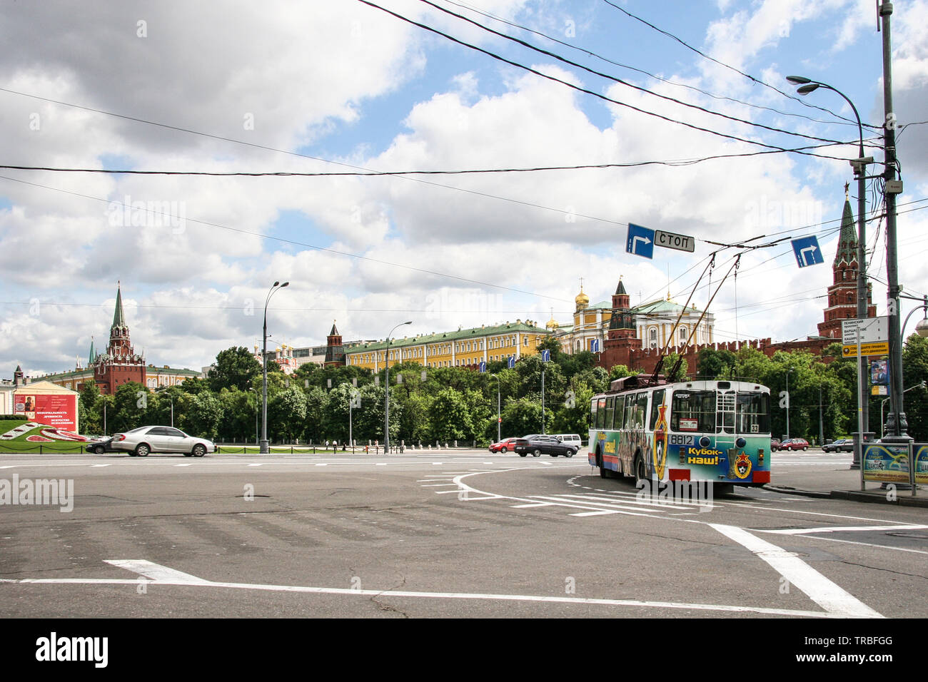 Vista del Cremlino a Mosca, Federazione russa dalla intersezione di Lebyazhiy Pereulok Foto Stock