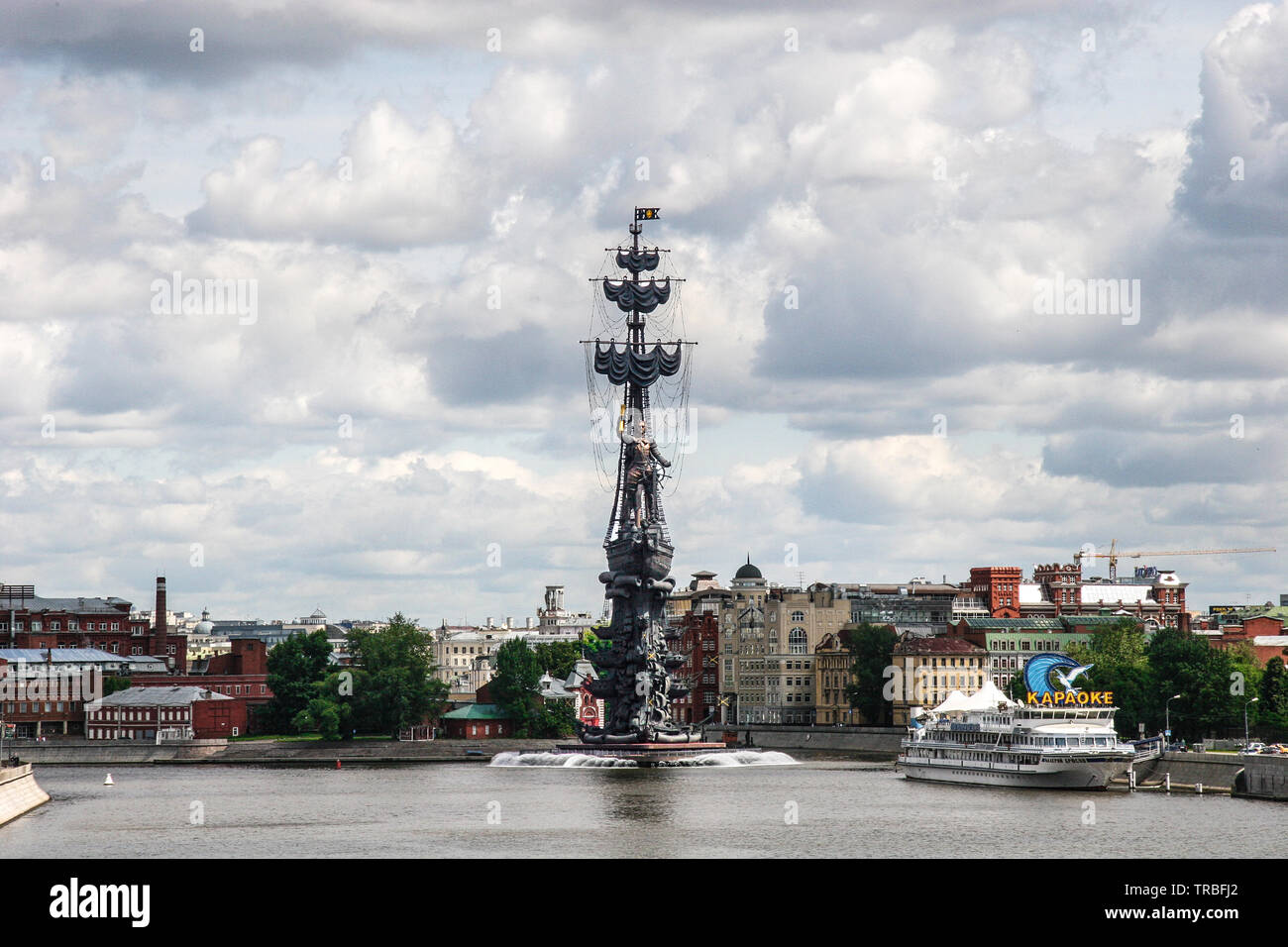 Pietro il Grande statua progettata da Zuba Tsereteli nel 1997 e situato sul Krymskaya argine del fiume di Mosca a Mosca, Federazione russa Foto Stock