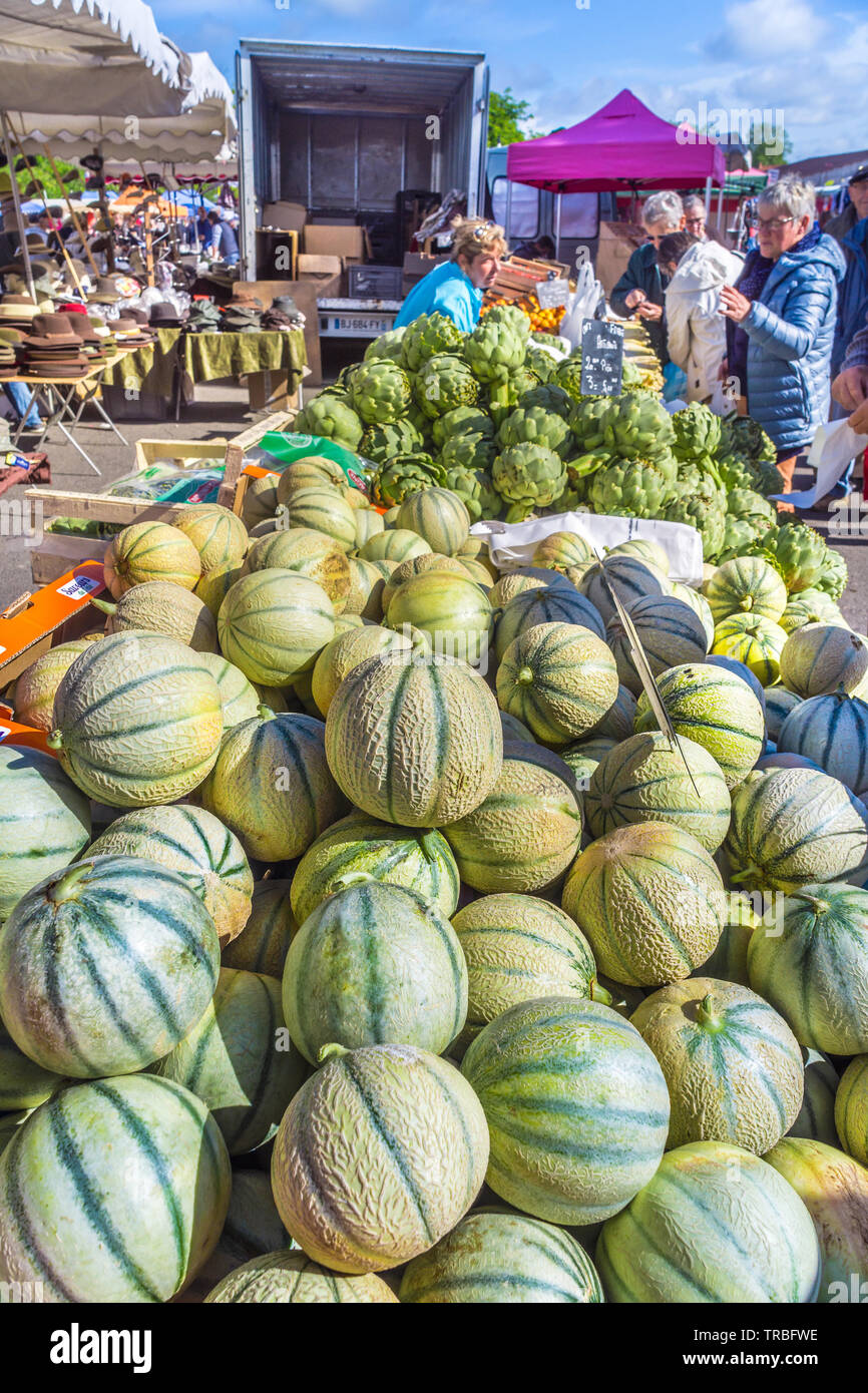 Frutta e verdura in vendita il giorno di mercato a Les Hérolles, Vienne, in Francia. Foto Stock