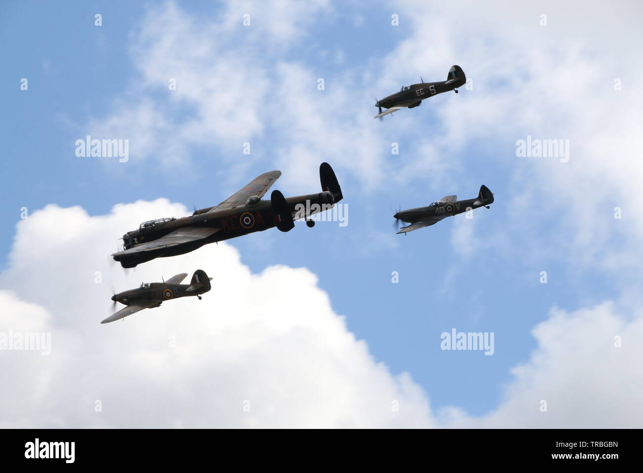 Bombardiere Lancaster , 2 uragani & uno Spitfire battenti formazione Foto Stock