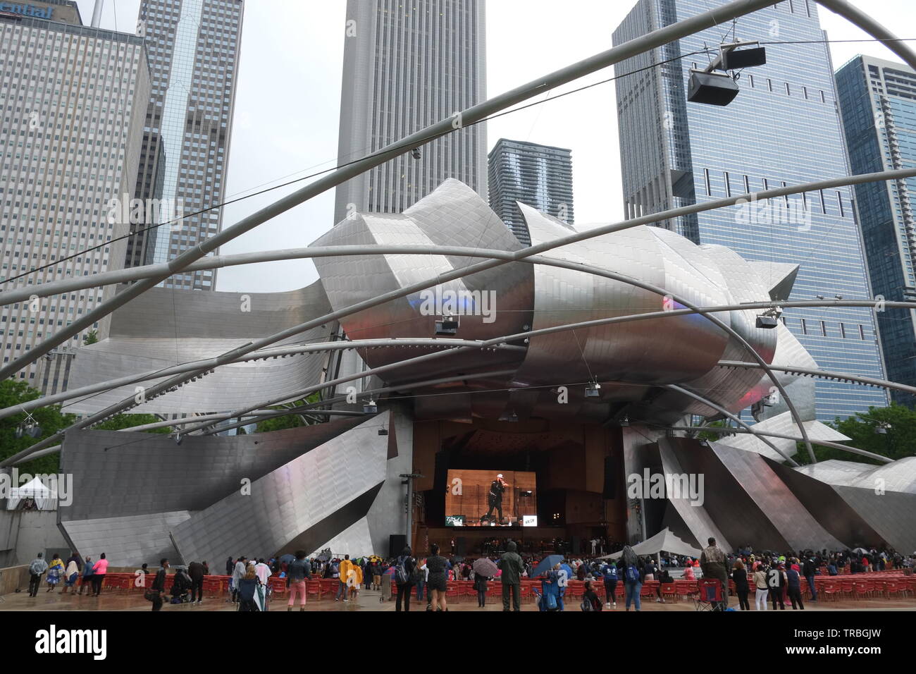 Chicago's Millennium Park con Jay Pritzker Pavilion, il Bandshell progettato da Frank Gehry. Il padiglione dispone di 4.000 sedi fisse. Foto Stock