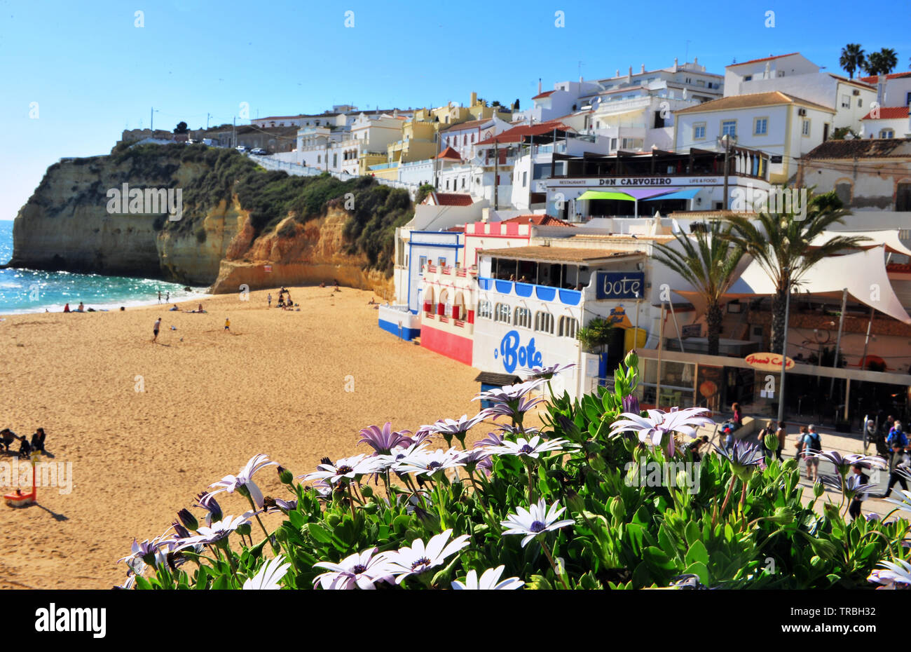 CARVOEIRO, Portogallo - 9 Marzo: case bianche di Carvoeiro fisher village, il Portogallo il 3 marzo 2019. Foto Stock