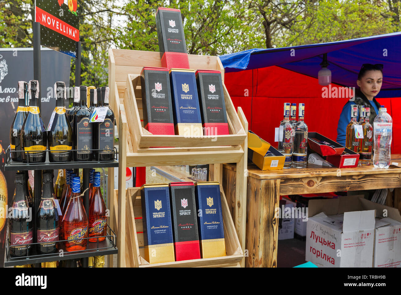 Kiev, Ucraina - 21 Aprile 2019: Ucraino spirito vodka stand al cibo e vino in festa nazionale in Expocenter, una permanente multi-purpose exhibition co Foto Stock