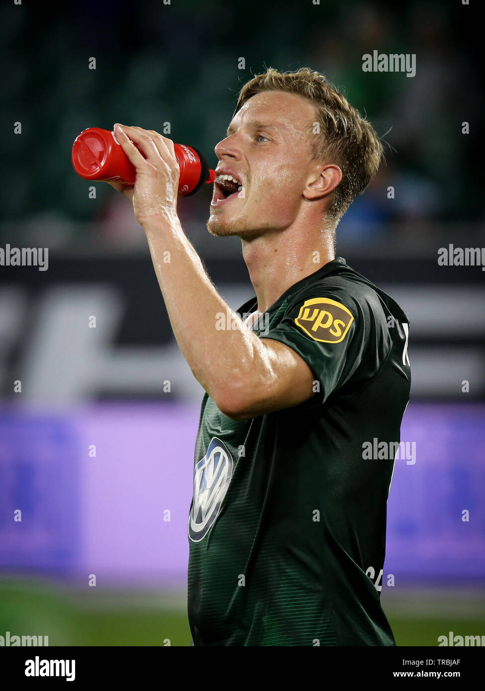Wolfsburg, Germania, 11 agosto 2018: calciatore Yannick Gerhardt bere acqua alla fine della partita di calcio. Foto Stock