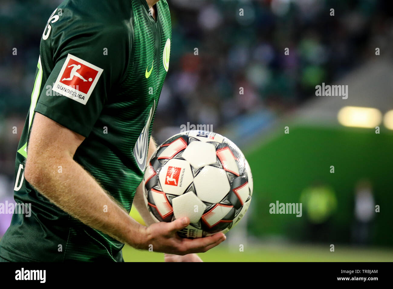 Wolfsburg, Germania, 11 agosto 2018: giocatore di calcio, Massimiliano Arnold, prendere la Bundesliga ufficiale sfera nella stagione 2018-2019. Foto Stock