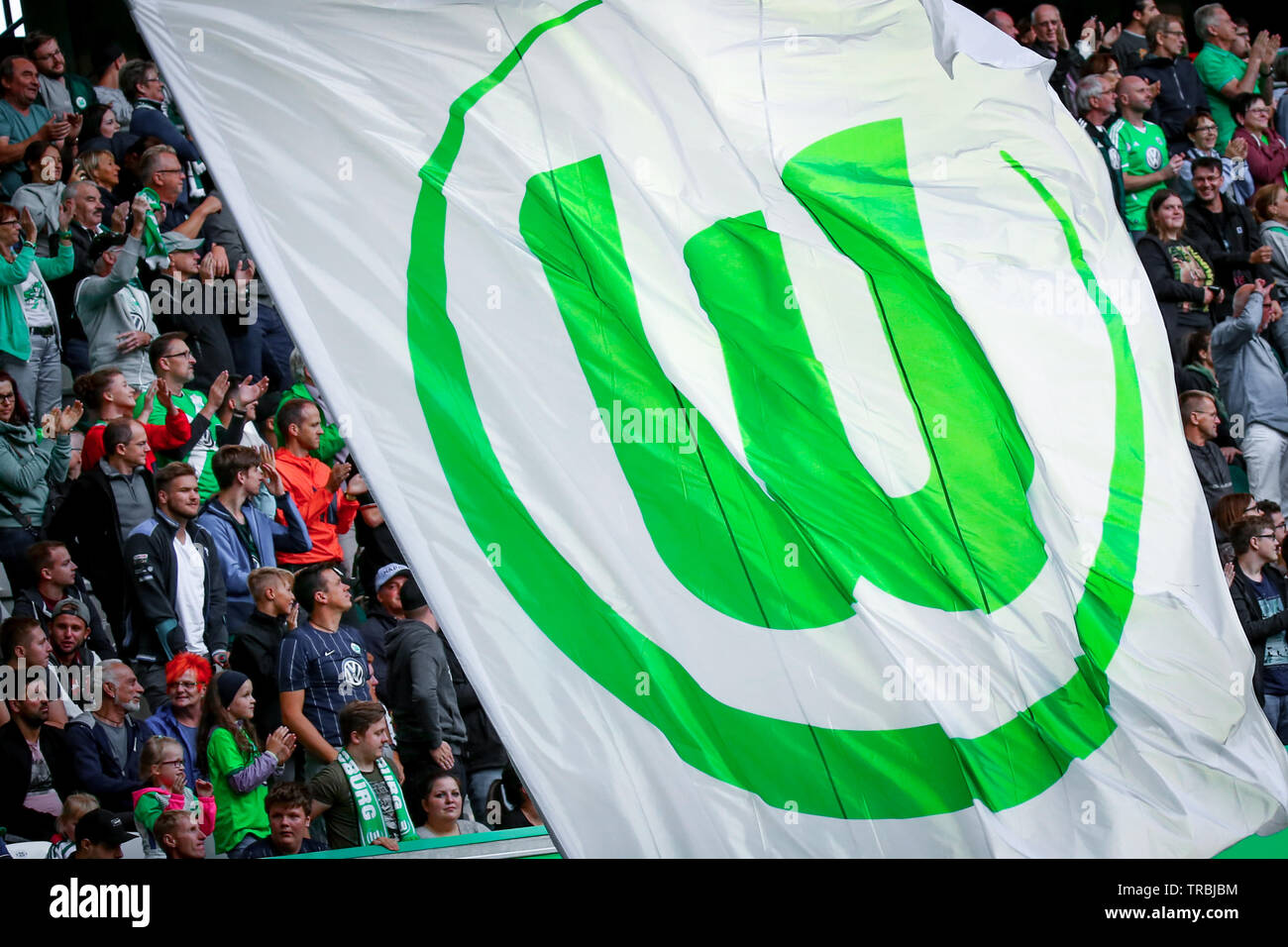 Wolfsburg, Germania, 11 agosto 2018: withe e bandiera verde intorno il VfL Wolfsburg a Arena Volkswagen a Wolfsburg. Foto Stock