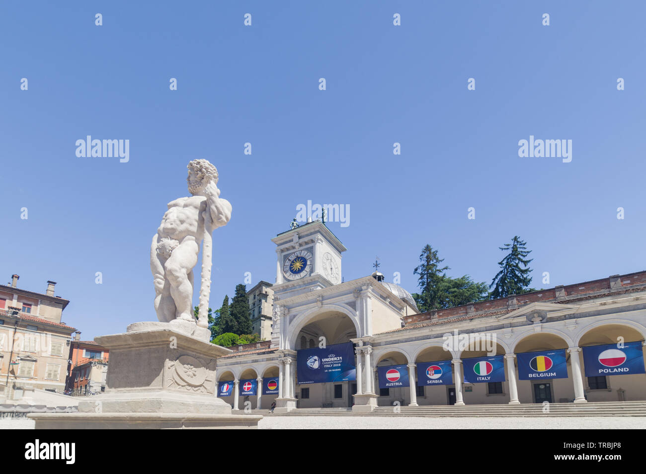 Udine, Italia - Piazza della Libertà (Piazza della Libertà) con l'appeso bandiere delle nazioni del 2019 U21 il campionato europeo di calcio Foto Stock