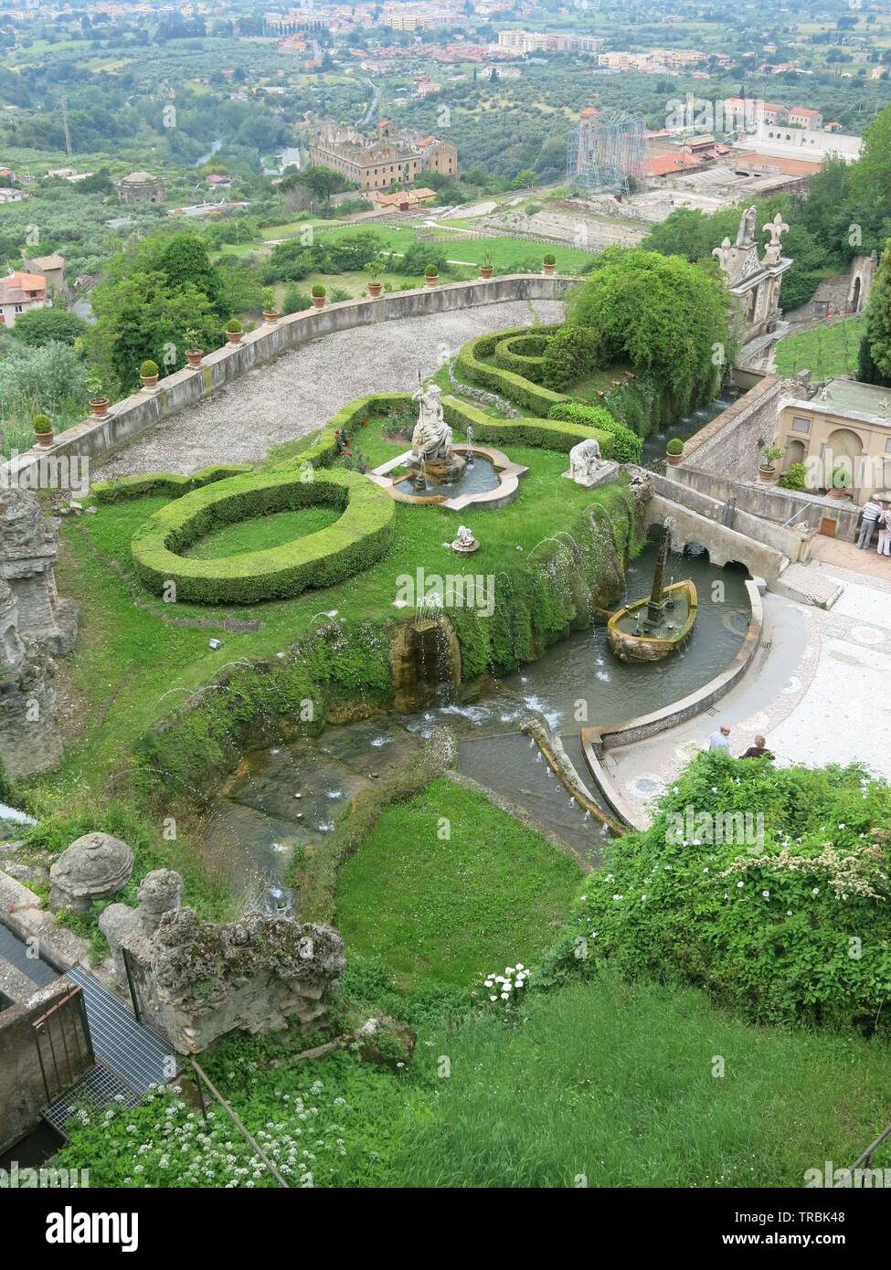 Vista aerea guardando verso il basso sulla famosa rinascimentale giardini a terrazze di Villa d'Este, un sito Patrimonio Mondiale dell'UNESCO vicino Roma; Maggio 2019 Foto Stock