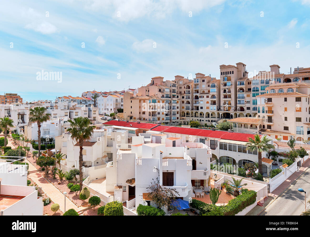 Torrevieja skyline e blu cielo soleggiato, moderne ville vacanze, residenziale alto vista case, popolare località turistica durante la primavera estate Foto Stock