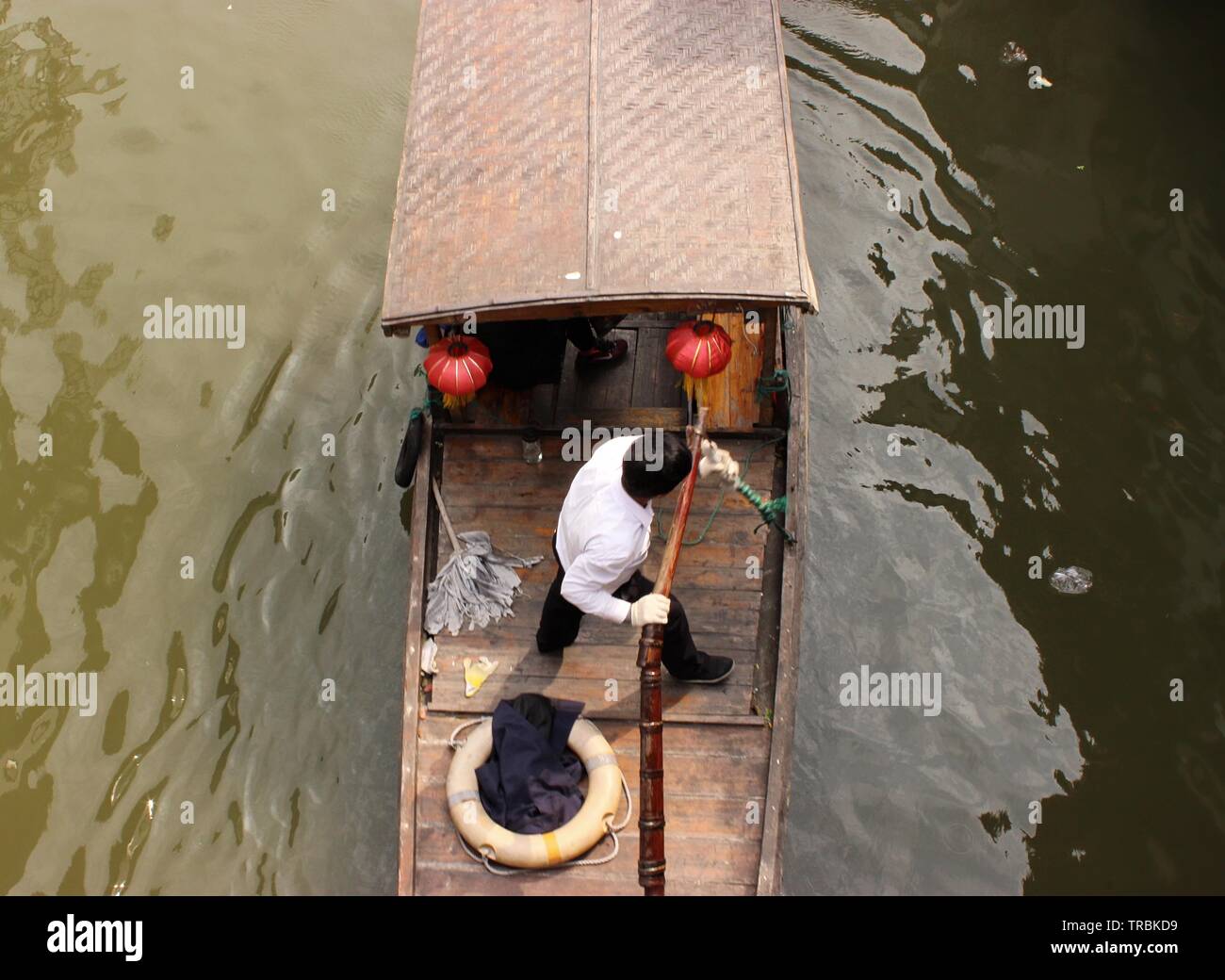 Nel borgo antico di Zhujiajiao, guardando il Boat uomo al lavoro. Foto Stock