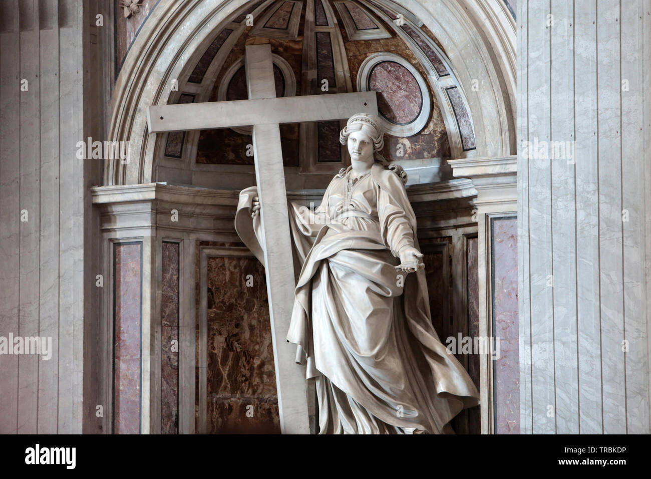 Saint Helena statua. Imperatrice romana, moglie di Costanzo e madre di Costantino. La Basilica di San Pietro. Roma. Italie. Foto Stock