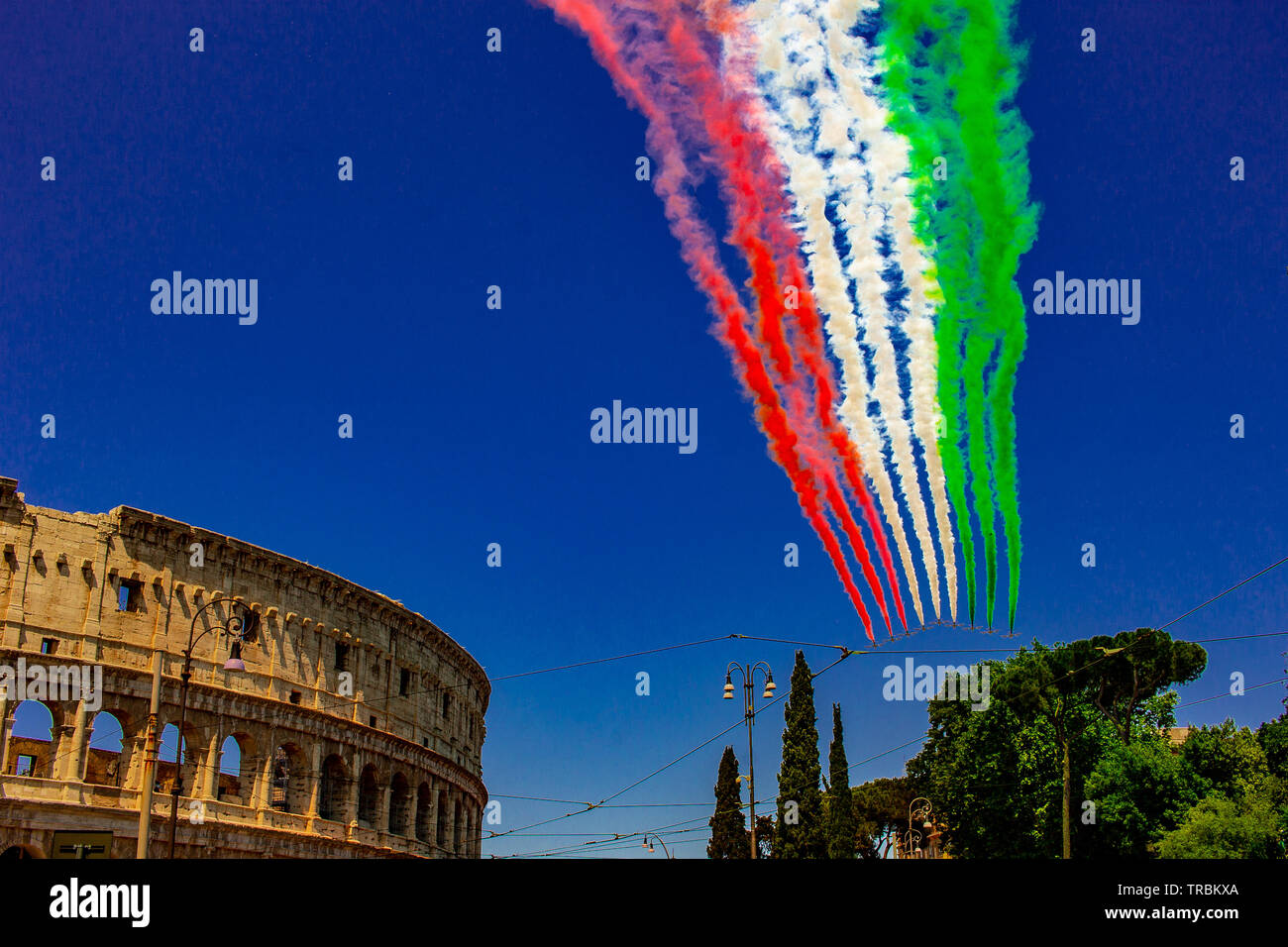 Roma, Italia, 02 / giugno / 2019. Per la festa della repubblica, il tricolore frecce (che rappresentano la bandiera italiana) sorvolare il Colosseo e l'imper Foto Stock