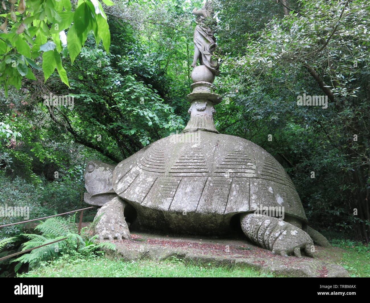 Un gigante di pietra scultura di una tartaruga è uno dei fantasiosi bestie nei boschi al Sacro Bosco, conosciuta anche come la Villa delle Meraviglie. Foto Stock