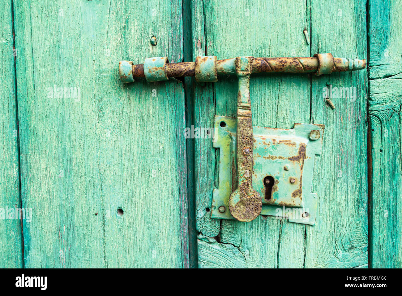 Vecchio, weathered porta verde Foto Stock
