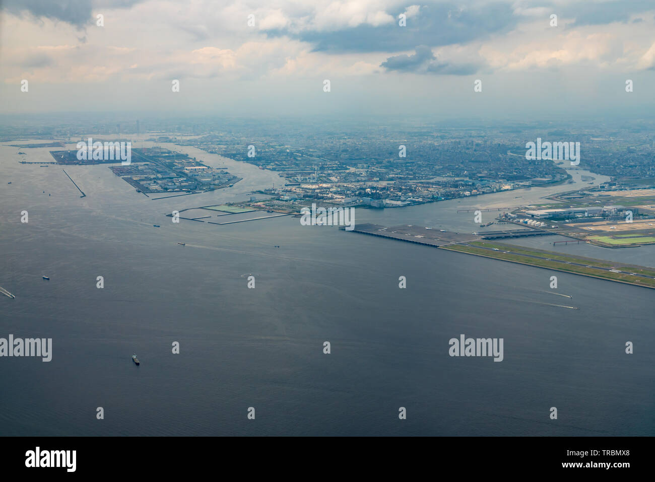 Vista aerea della Baia di Tokyo intorno al Haneda Aeroporto Internazionale di Tokyo, Giappone. Foto Stock