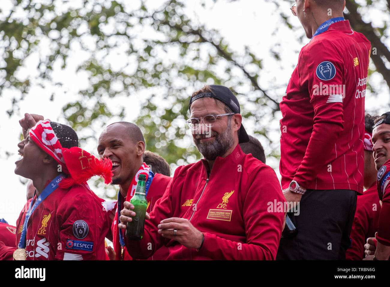 I giocatori e la gestione del Liverpool Football Club Visto su di un autobus aperto sul tetto sfilando il Champions League Trophy attraverso le strade di Liverpool su Foto Stock