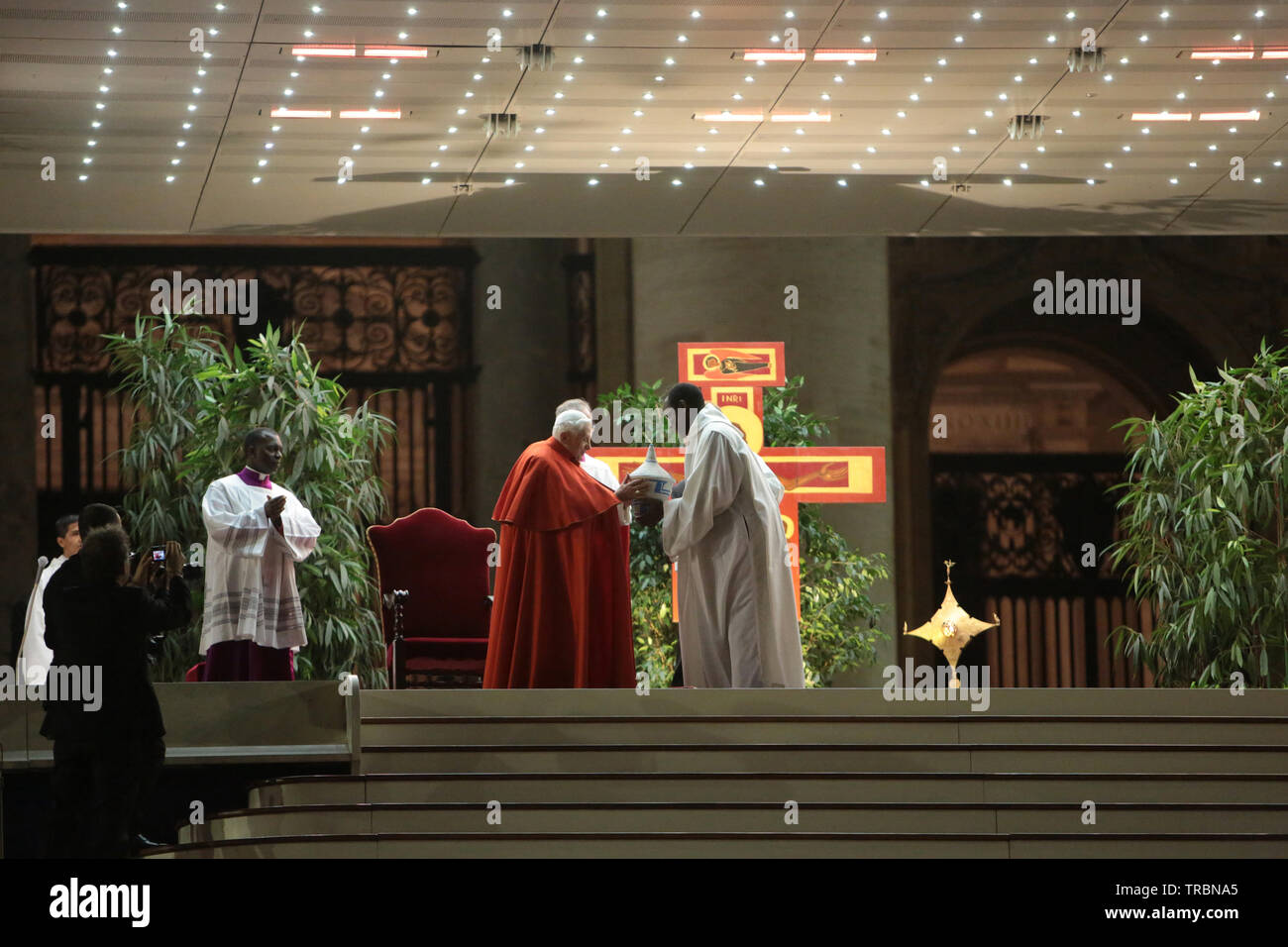 Papa Benedetto XVI celebra la preghiera con i pellegrini di Taizé. Incontro europeo della comunità di Taizé. Piazza San Pietro. Foto Stock