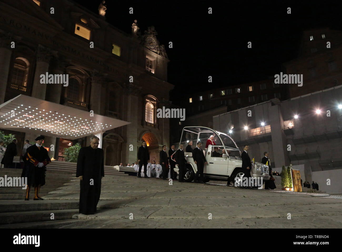 Départure del Papa Benedetto XVI nella sua auto papale. Piazza San Pietro in Vaticano. Incontro europeo della comunità di Taizé. Foto Stock