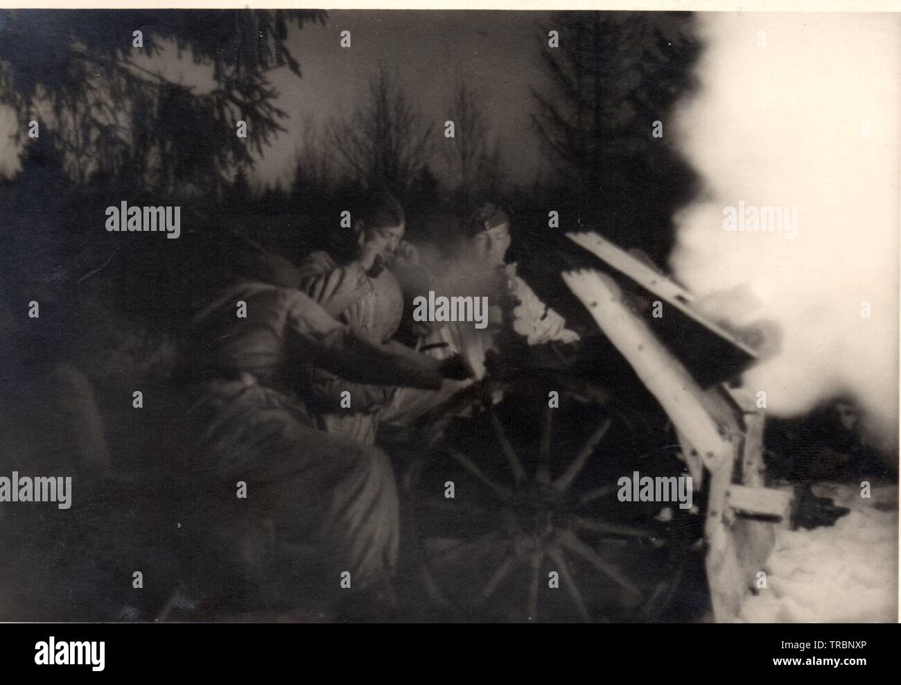 I soldati tedeschi in bianco inverno Camouflage adatta a fuoco un 75mm Light Infantry pistola a notte sul fronte russo 1943 Foto Stock