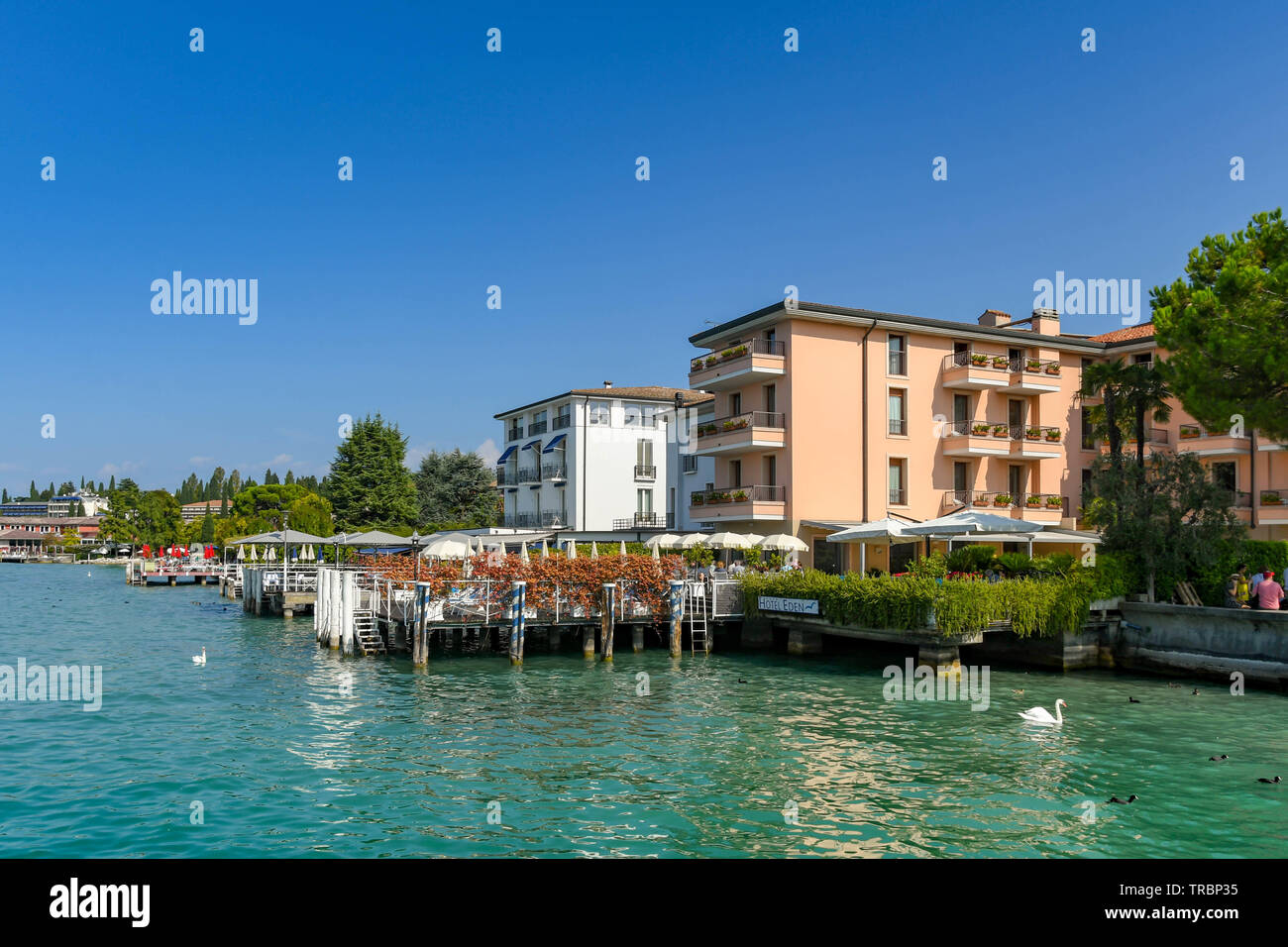 SIRMIONE SUL LAGO DI GARDA, Italia - Settembre 2018: Hotel sul lungomare a Sirmione sul Lago di Garda. Foto Stock