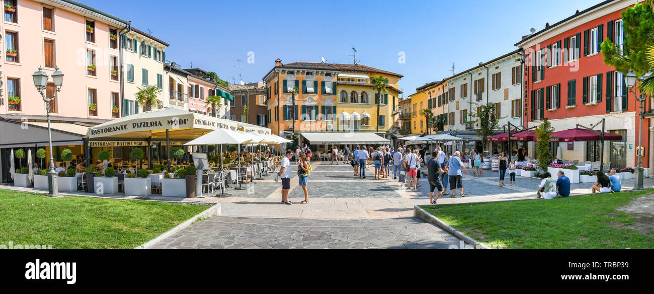 SIRMIONE SUL LAGO DI GARDA, Italia - Settembre 2018: vista panoramica di persone nella piazza vicino al porto a Sirmione sul Lago di Garda. Foto Stock
