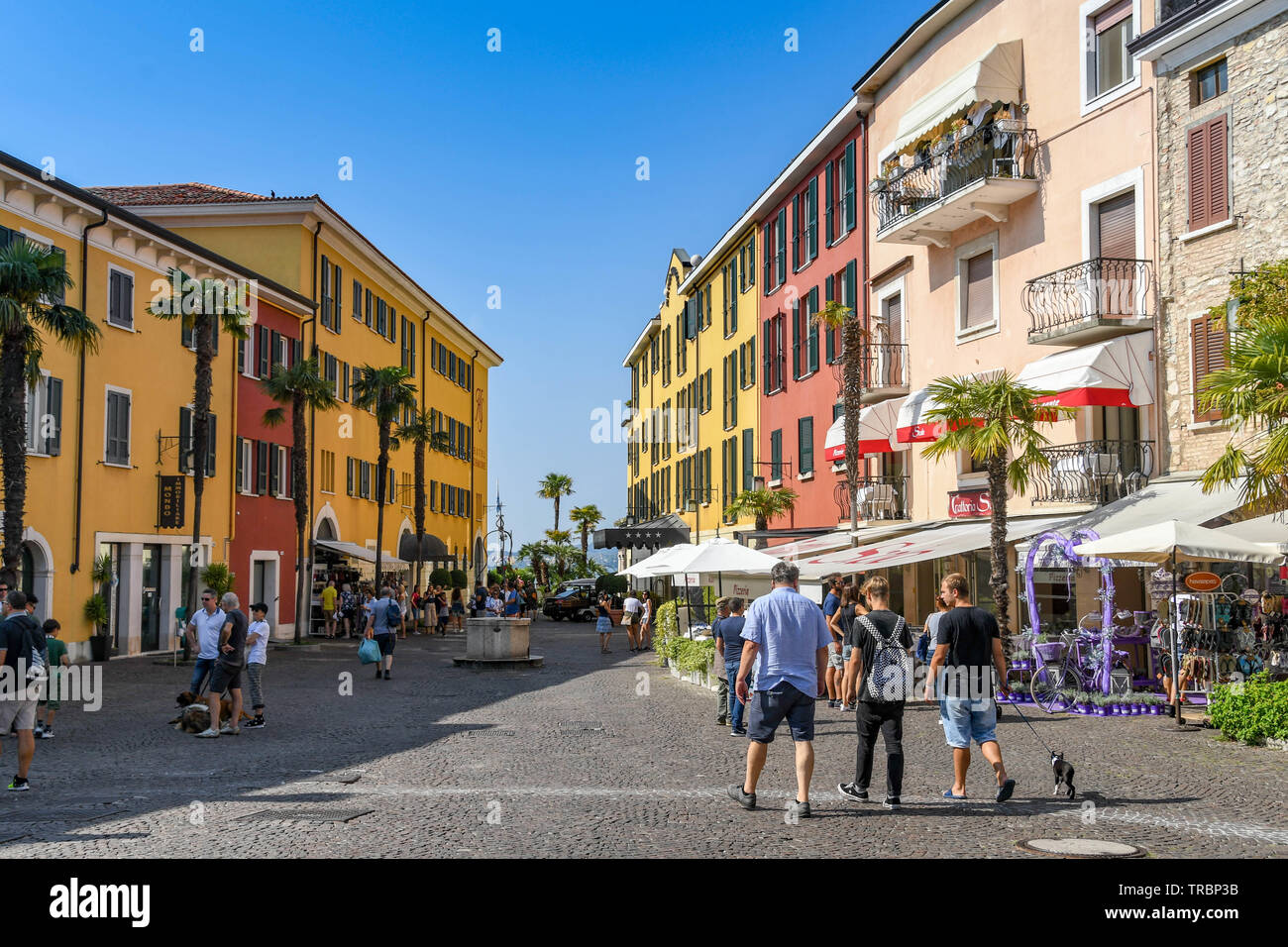 SIRMIONE SUL LAGO DI GARDA, Italia - Settembre 2018: la gente camminare lungo una strada a Sirmione sul Lago di Garda. Foto Stock