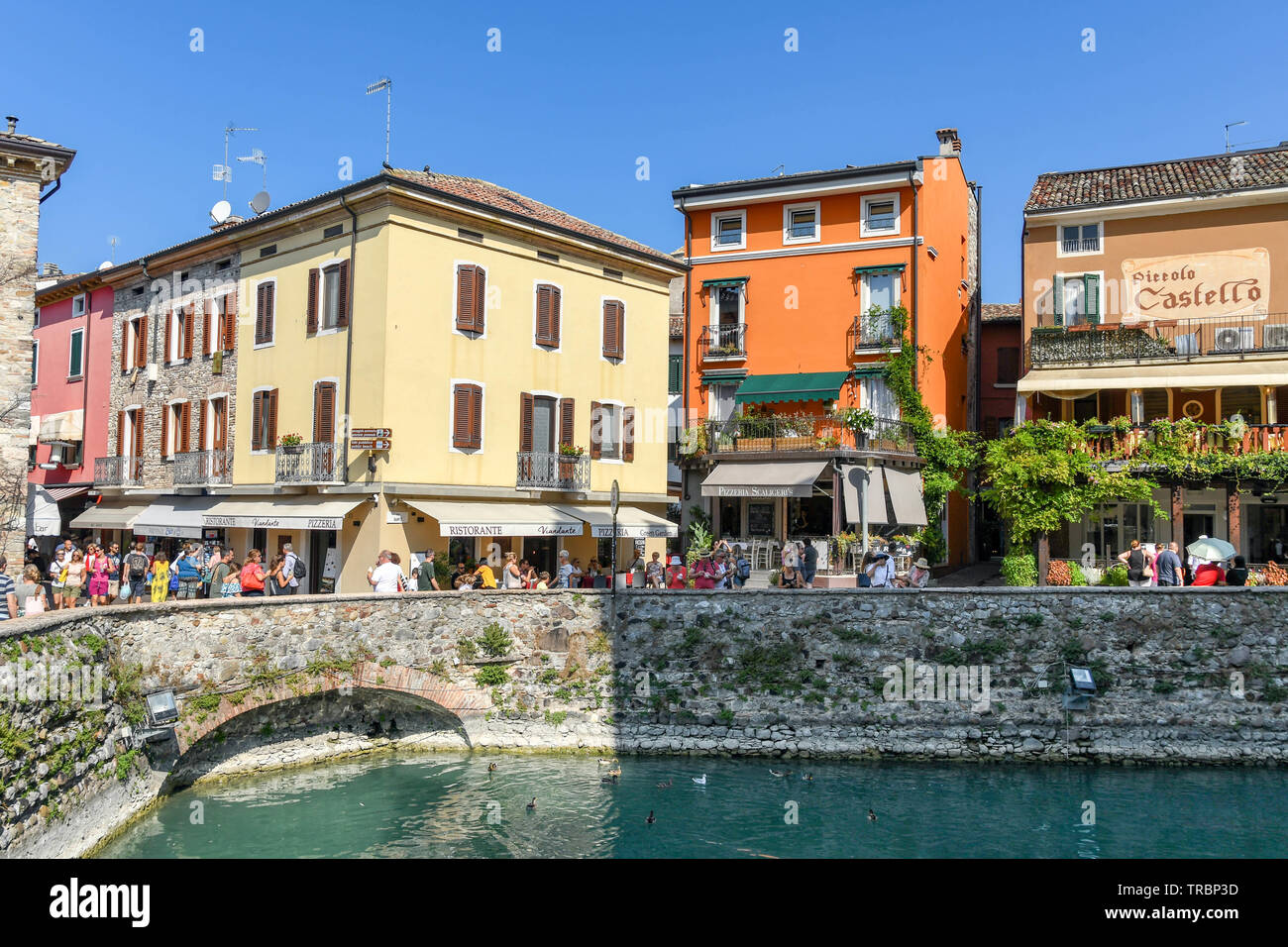 SIRMIONE SUL LAGO DI GARDA, Italia - Settembre 2018: le persone nelle strade che circondano il fossato del castello scaligero nel centro di Sirmione sul Lago di Garda. Foto Stock