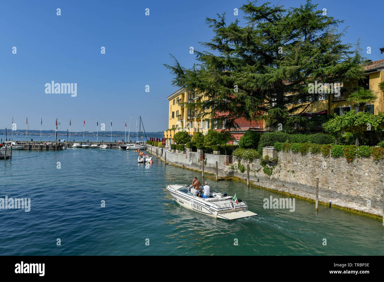 SIRMIONE SUL LAGO DI GARDA, Italia - Settembre 2018: la gente in una barca a motore la crociera nel porto a Sirmione sul Lago di Garda. Foto Stock