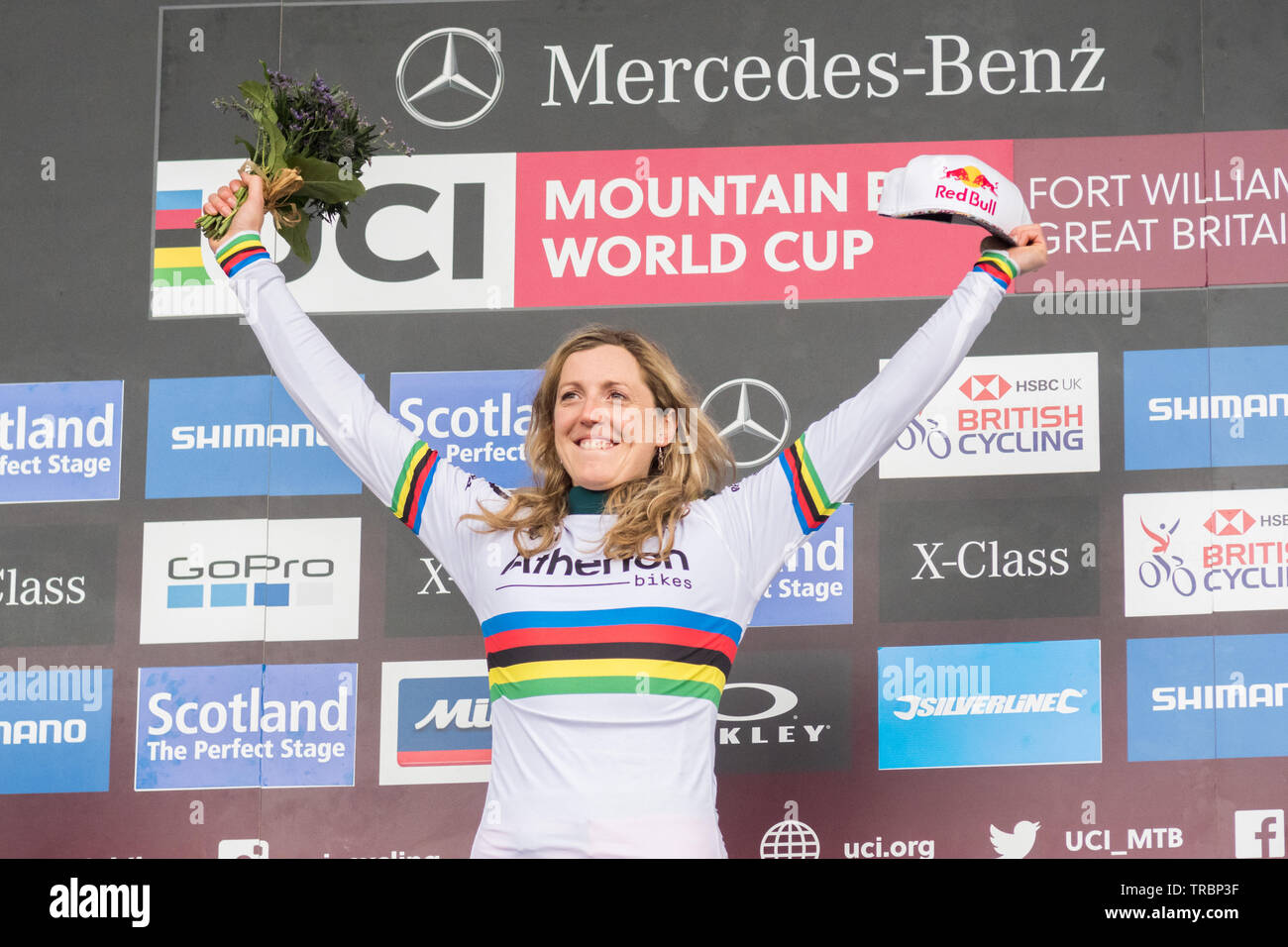 Fort William, Scotland, Regno Unito. 2 Giugno, 2019. UCI Mountain Bike World Cup - Rachel Atherton per celebrare la sua vittoria in campo femminile Elite credito finale: Kay Roxby/Alamy Live News Foto Stock