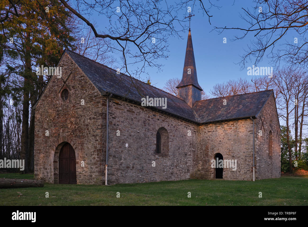 Costruito nel 1611 e rinnovato nel 1940. Chiesa di pietra su un inizio serata primaverile. Foto Stock