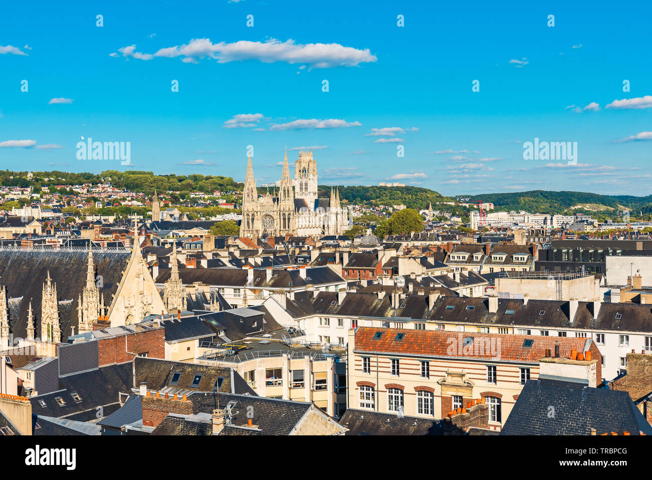 Panoramica vista aerea di Rouen con la famosa cattedrale, Normandia, Francia nella giornata di sole Foto Stock