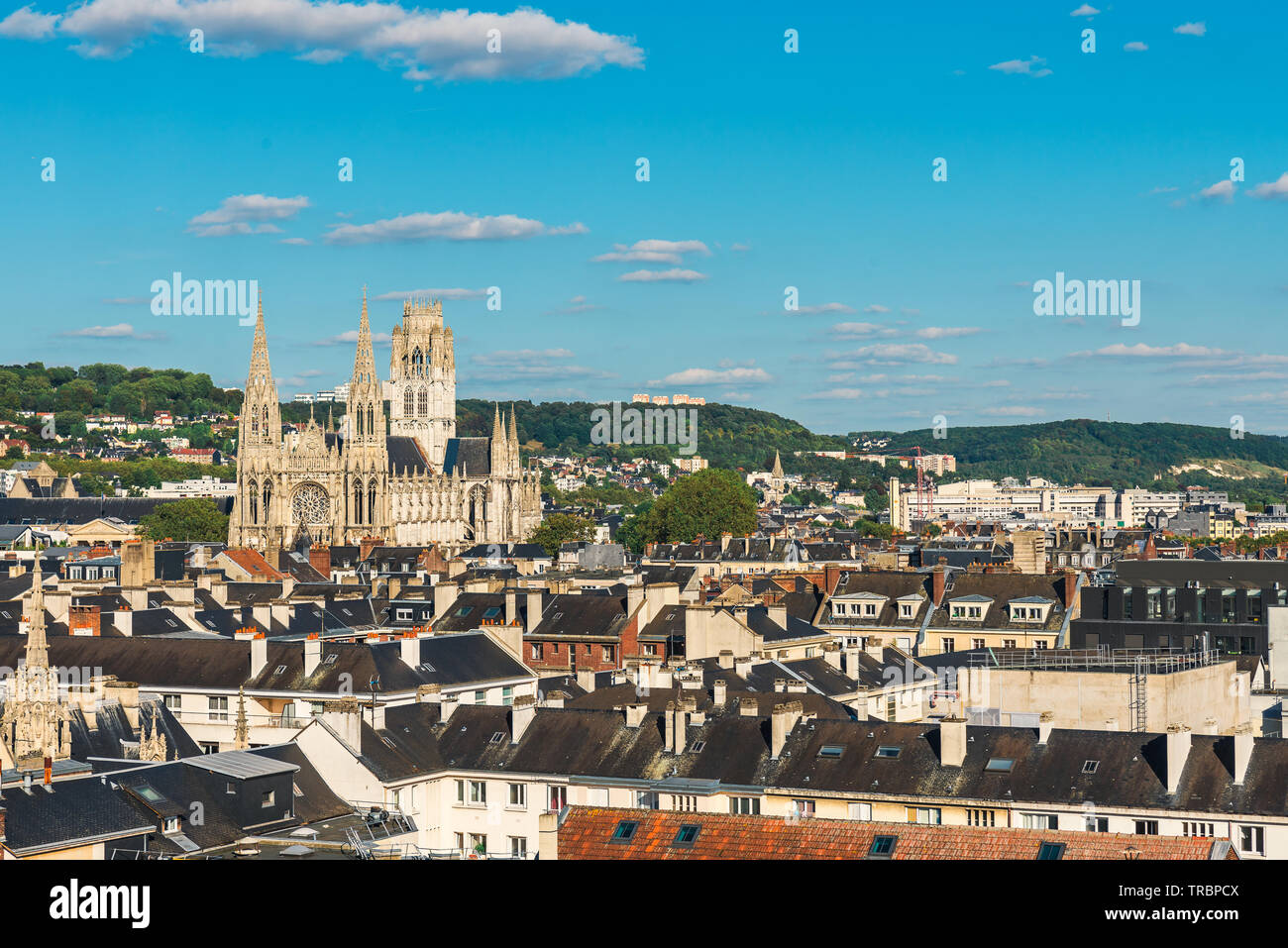 Vista panoramica di Rouen città vecchia da Gros-Horloge o Clock Tower con una cattedrale e tetti di nero, Normandia, Francia nella giornata di sole Foto Stock