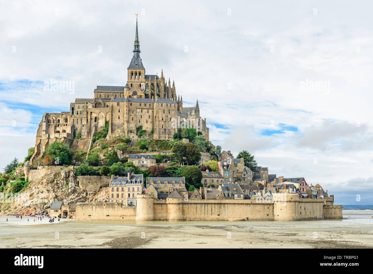 Mont Saint Michel abbey sull'isola, Normandia, Francia del nord Europa durante la bassa marea Foto Stock