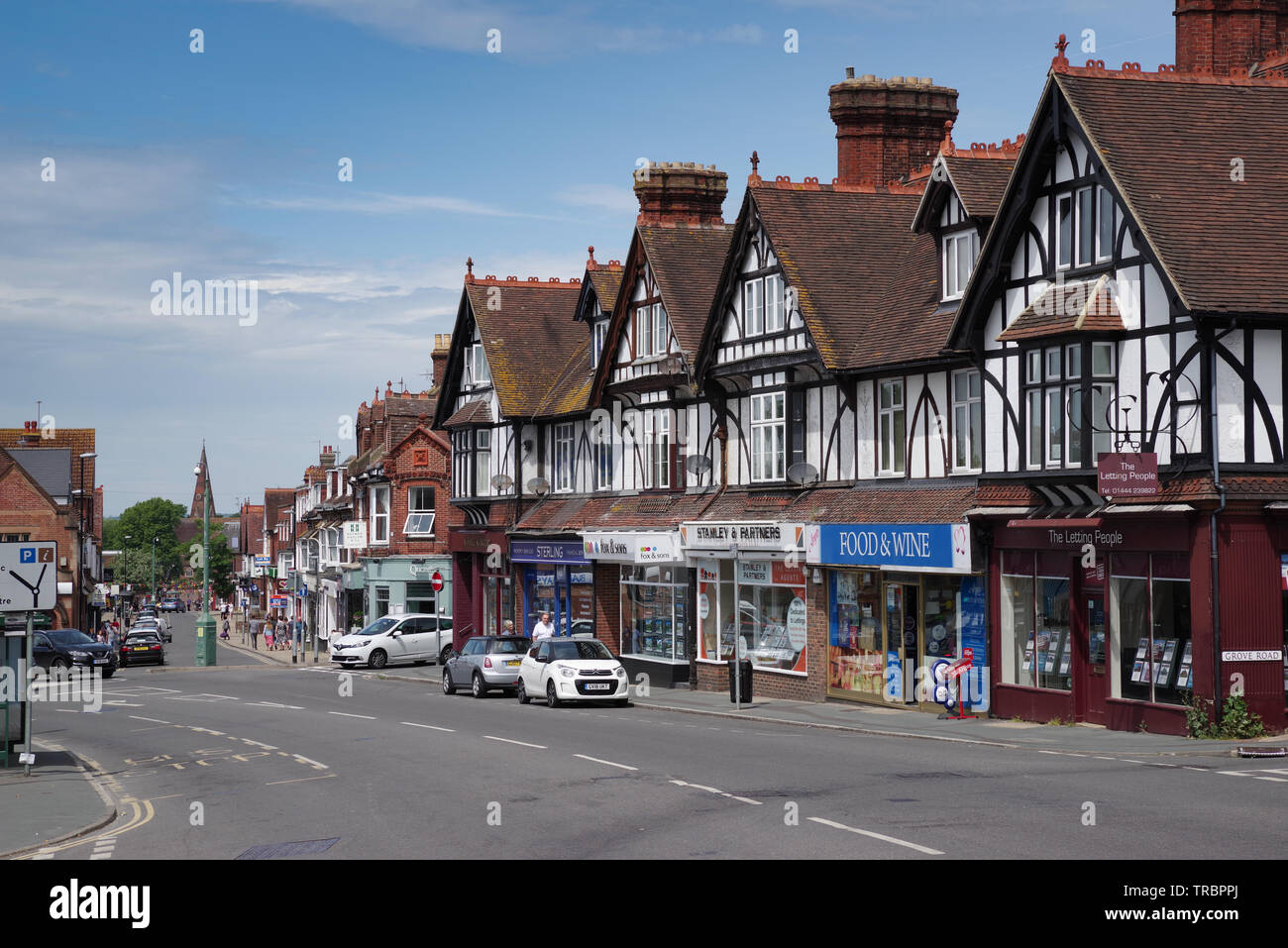 Burgess Hill high street su un luminoso giorno - West Sussex, Regno Unito Foto Stock