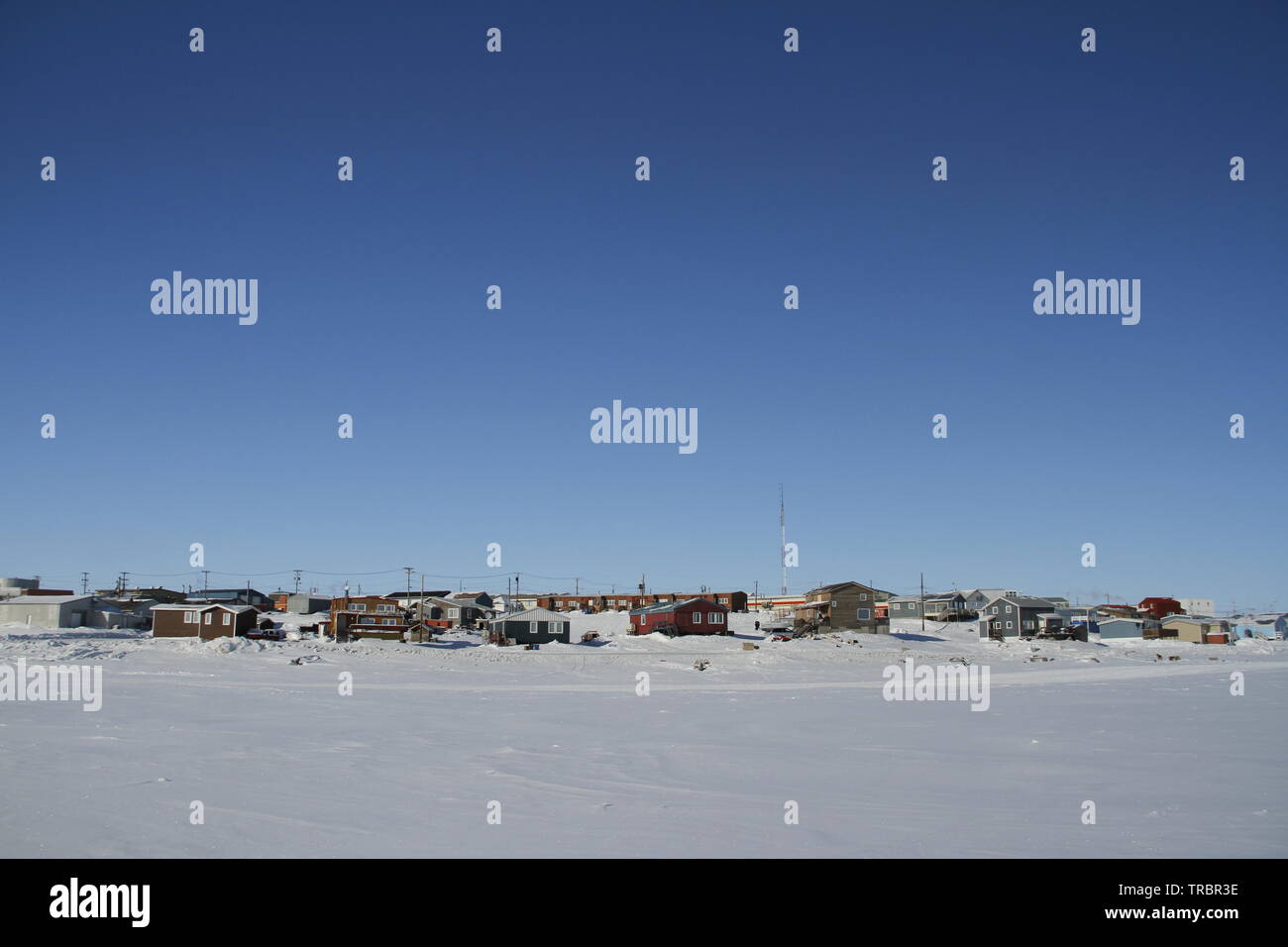 Vista di Cambridge Bay, Nunavut, una regione del nord della comunità artiche in Canada, durante una soleggiata giornata invernale Foto Stock